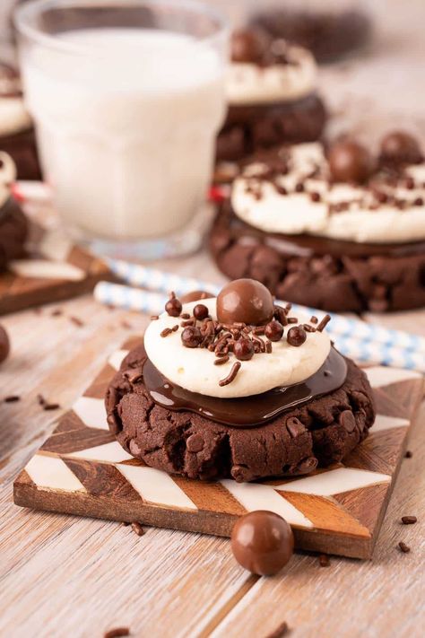 Chocolate Milkshake Cookies are filled with classic chocolaty malt flavor and are topped with thick hot fudge sauce and white chocolate frosting! Takes just 30 minutes to prep a batch of these decadent cookies! Milkshake Cookies, Crumble Cookie Recipe, Chocolate Fudge Cookies, Milkshake Flavours, White Chocolate Frosting, Hot Fudge Sauce, Fudge Cookies, Dessert Recipies, Chewy Sugar Cookies