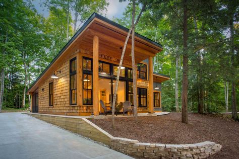 Hannah House — J Merchant Builders Small Cabins With Loft Modern, Modern Cabins In The Woods Architecture, Modern Cabin Plans With Loft, Houses In The Woods Modern, Modern Style Cabin, Lake House Shed, Single Pitch Roof Cabin, Slant Roof Barndominium, Shed Style Roof House