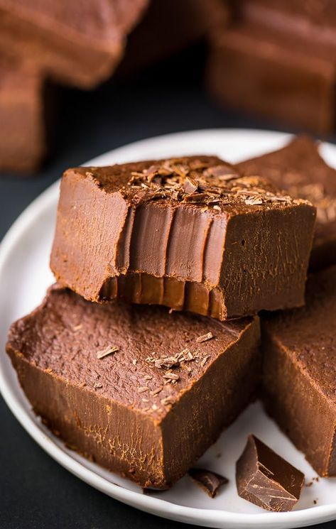 Super EASY Creamy Kahlua Chocolate Fudge! Brownie Vegan, Baker By Nature, Chocolate Pictures, Chocolate Dreams, Desserts Vegan, Christmas Candy Recipes, Gateaux Cake, Fudge Cake, Think Food