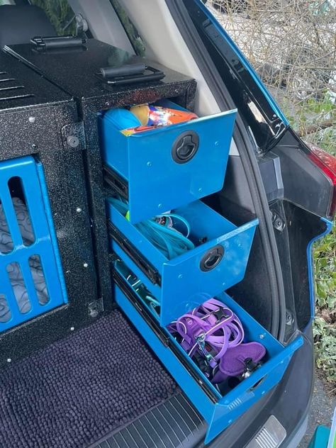 Dog Crate Car Setup, Dog Car Setup, Kennel Room, Dog Supplies Organization, Dog Van, Pet Supplies Organization, Dog Kennel Ideas, Dog Transport, Puppy Checklist