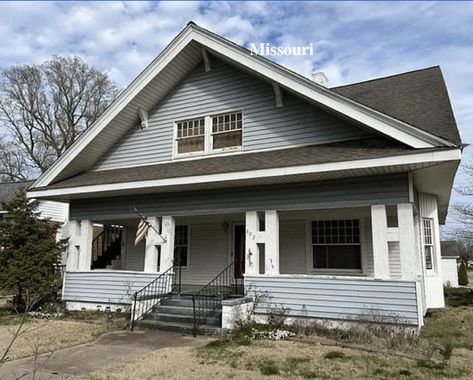 Circa 1925 Missouri Bungalow For Sale $31K - Old Houses Under $50K Old Bungalow, Vintage Bungalow House Plans, 1920s Bungalow Floor Plan, Bungalow Pictures, Sears Kit Homes Bungalows, Craftsman Style Bungalow, Bungalows For Sale, Black And White Tiles, White Tiles