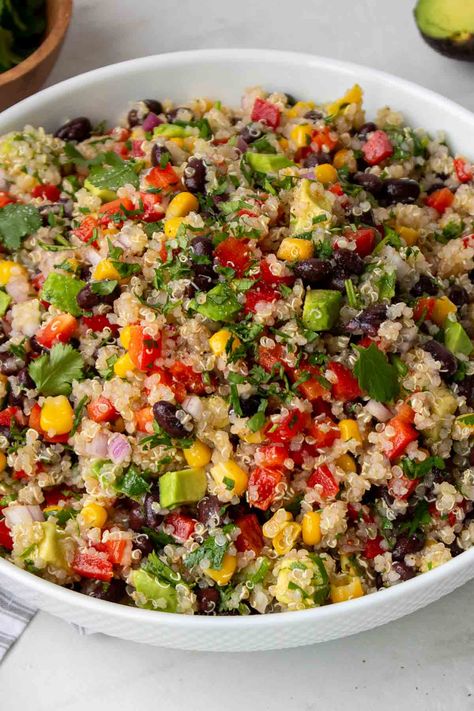 Made with quinoa, black beans, veggies, and avocado, this Southwest quinoa salad with chili lime dressing is full of flavor and color. Cold Quinoa Salad, Salad Recipes Easy, Quinoa Salad Recipes Easy, Southwest Quinoa, Southwest Quinoa Salad, Easy Quinoa Salad, Salad Quinoa, Quinoa Recipes Healthy, Easy Quinoa