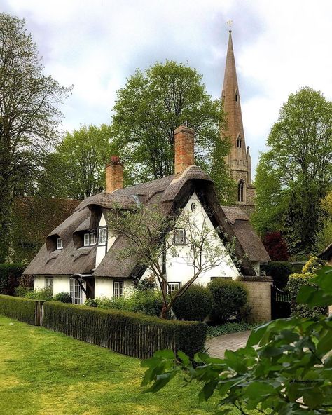 We.LOVE.England🇬🇧🏴󠁧󠁢󠁥󠁮󠁧󠁿 on Instagram: “The beautiful Village of Houghton in Cambridgeshire🍃☀️🌸 Lovely image by 📸 @lensereflection #lovegreatbritain #england #photosofbritain…” Country Living Uk, British Cottage, English Country Cottages, Cute Cottages, Fairytale Cottage, Country Cottage Decor, Cottage Style Homes, Thatched Cottage, Old Cottage