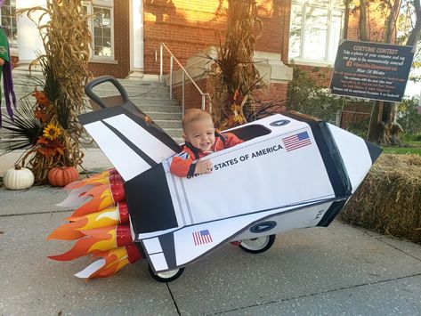 Astronaut Costume Toddler, Cardboard Stroller Costume, Diy Spaceship Costume, Stroller Rocket Ship Costume, Spaceship Stroller, Astronaut Trunk Or Treat, Cardboard Spaceship Diy, Spaceship Wagon, Diy Rocketship