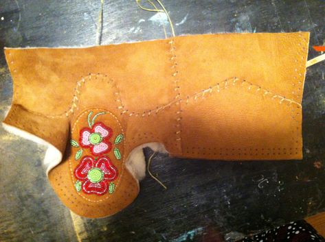 Moccasin making – Painted Moon Studio – Liisa Laakso How To Make Moccasins Pattern, Beadwork Moccasins, Moccasin Boot Pattern, Mukluks Pattern, Beaded Moccasins Pattern, Mukluk Pattern, Diy Baby Moccasins, Leather Moccasins Diy, How To Make Moccasins