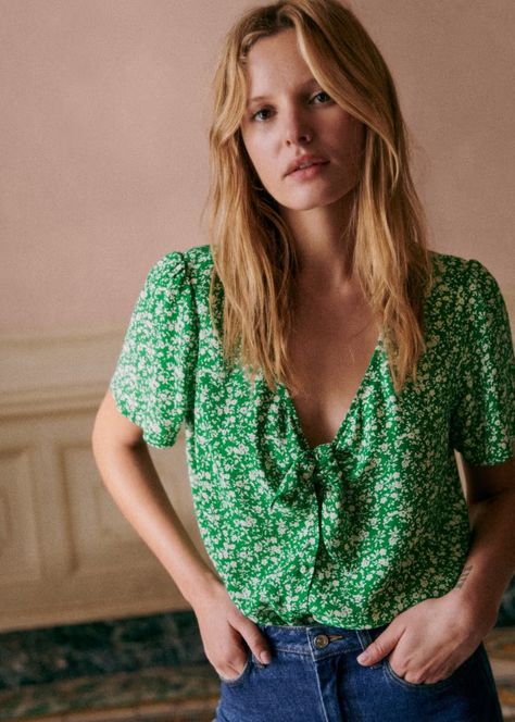 Eloine Blouse - Garden Green - Viscose - Sézane Viscose Blouse, Denim Suit, Knitwear Dress, Green Blouse, Red Blouses, Swimwear Accessories, Parisian Style, Silk Printing, Dress Accessories