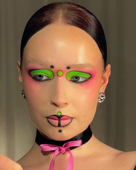 Beetle Makeup, Alien Makeup Looks, Futuristic Makeup, Alien Makeup, Funky Makeup, Avant Garde Makeup, Swag Makeup, Make Up Inspo, Creative Eye