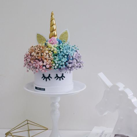 Unicorn Bouquet, Baby's Breath Bouquet, Unicorn Flower, Floral Design Classes, Candy Bouquet Diy, Birthday Flowers Bouquet, Unicorn Themed Birthday Party, Bouquet Box, Unicorn Flowers