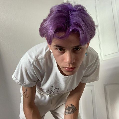 Men Purple Hair, Lavender Purple Hair, Boys Dyed Hair, Boys Colored Hair, Tan Skin Blonde Hair, Dyed Hair Men, Split Dyed Hair, Mens Hair Colour, Hair Boy