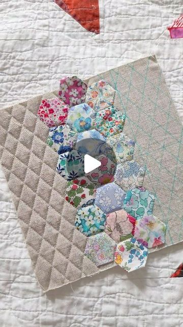 Finishing Hexagon Quilt, Hexagon Quilt Hand Sewn, How To Quilt A Hexagon Quilt, Patchwork Gifts To Make, English Paper Piecing Hexagon Patterns, English Paper Piecing Table Runner, Patchwork Hexagon Ideas, Small Epp Projects, Hexie Quilts Patterns Layout