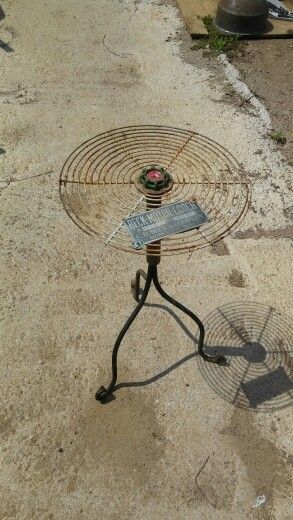 Salvage side table with fan grille top Roof Fan, Grill Table, Fan Blades, Scrap Metal Art, Scrap Metal, Floor Fan, Welding Projects, Saws, Table Fan