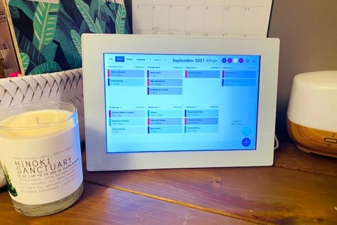 We've been coveting the Skylight Calendar for a while, so our busy mom of four tried it to see if it lives up to the hype -- and the pricetag. #organization #planning #calendar #tech #famiilies Skylight Frame, Electronic Family Calendar, Digital Calendar Ideas, Family Calendar Ideas, Skylight Calendar, Diy Skylight, Frame Website, Framed Calendar, Digital Picture Frame