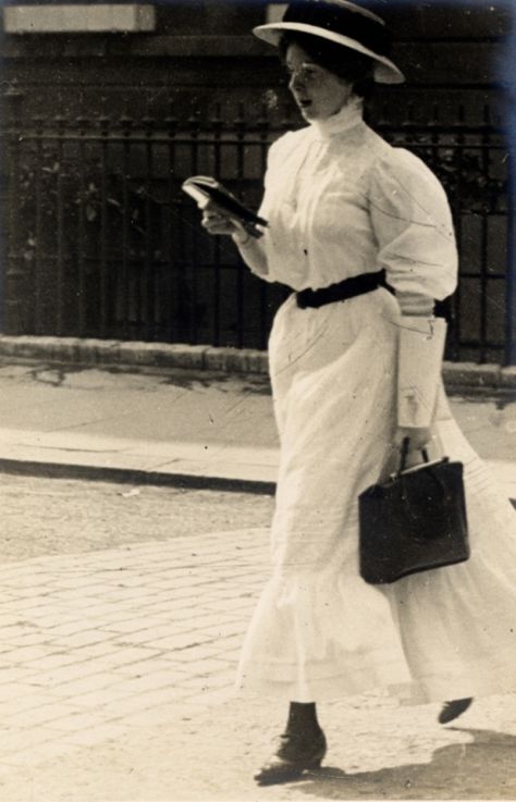 click through for a series of images of women walking in the streets - amazing! Fashion In London, Istoria Modei, The Sartorialist, Kensington And Chelsea, Street Style Blog, Paris Mode, Foto Vintage, London Street Style, Street Fashion Photography