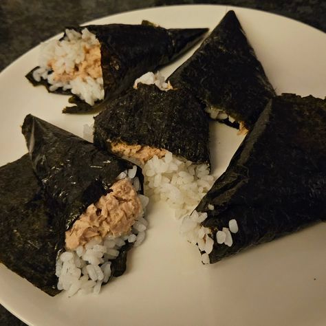 Onigiri was much harder to wrap than I thought it would be 🫢 bright side is onigiri-inspired tuna bowl takes less than 20 mins to make ~300 cal; 22g of protein Ingredients: • 1 tuna can in water/brine • 1 tbs mayo • 1 tbs of wasabi paste • Sriracha • dried seaweed • sushi or jasmine rice ~~~ #healthymeals #macros #onigiri #personaltrainer Tuna Mayo Onigiri, Tuna Bowl, Tuna Can, Dried Seaweed, Tuna Mayo, Protein Ingredients, Tuna Sushi, Jasmine Rice, Bright Side