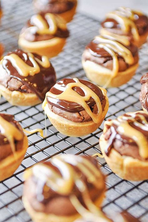 Caramel and brownies baked in a pie crust and drizzled with chocolate ganache and caramel. This recipe made it all the way to the Pillsbury Bake Off finals! Pillsbury Mini Pie Crust, Tiny Pies, Mini Pie Crust, Pillsbury Pie Crust, Brownie Bites Recipe, Mini Pie, Caramel Brownies, Leigh Anne, No Bake Brownies