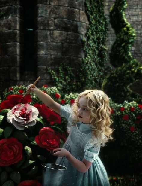 Wonderland Aesthetic, Alice In Wonderland Aesthetic, Alice Madness Returns, Tim Burton Films, Tim Burton Movie, Alice Madness, Roses Red, Painting Flowers, Lewis Carroll