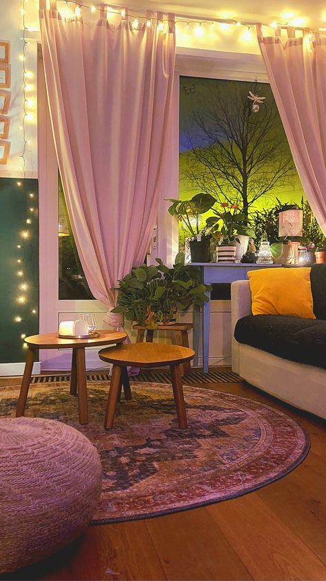 Dark green with soft pink tones. Cozy winter livingroom. Plants make a room!🪴 Pink And Green Studio Apartment, Dark Green And Pink Room, Relax Room Ideas, Pink Curtains Living Room, Dark Pink Room, Pink Green Living Room, Dark Purple Living Room, Pink And Green Living Room, Spa Vision