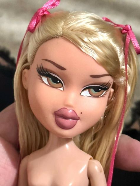 Bratz Doll Bangs, Blonde Bratz, Bratz Doll Outfits, Brat Doll, Bratz Girls, Barbie Core, Retro Makeup, Bratz Inspired Outfits, Doll Aesthetic