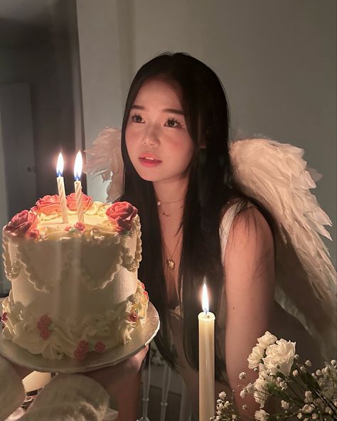 Instagram @daisychoiii Poses With Birthday Cake, Birthday Picture Ideas, Birthday Cake Aesthetic, Elizabeth Lail, 17 Birthday, Birthday Picture, Cake Aesthetic, Cute Birthday Pictures, Birthday Ideas For Her