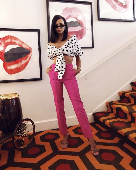 Printed Trousers Outfit, Pink Trousers Outfit, Kristen Noel Crawley, 15 Outfits, Twiggy Dress, Shiny Blouse, Trousers Outfit, Trouser Outfit, Pink Trousers