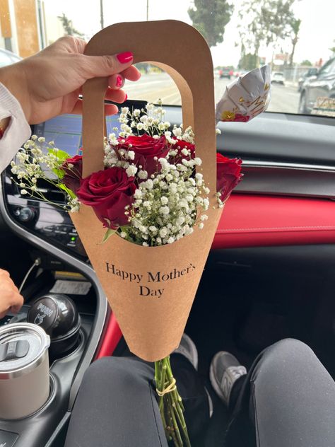 Mothers Day Gifts With Flowers, Mother Day Flowers Ideas, Happy Mother's Day Aesthetic, Mother Day Flowers Bouquet, Mothers Day Aesthetic Gifts, Mother’s Day Flower Arrangements Ideas, Mothers Day Flower Arrangements Bouquets, Mothers Day Flowers Bouquet Mom, Mother Day Flower Arrangements