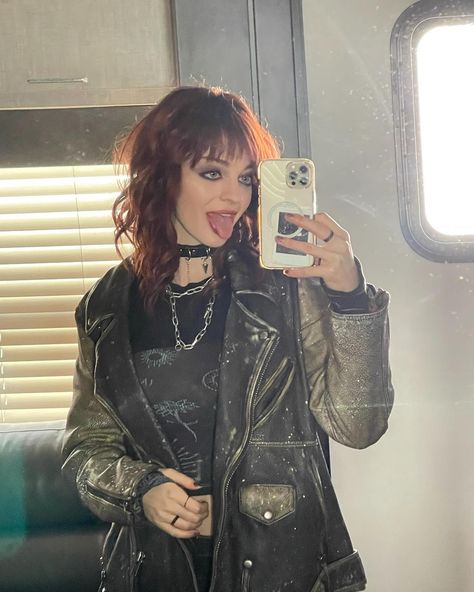 Olivia Rose Keegan, Duela Dent, Gotham Knights, Olivia Rose, James Bond, Bts Photo, Gotham, Knights, Favorite Celebrities