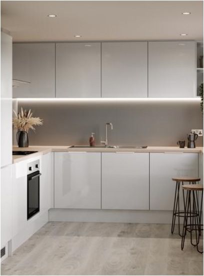 Greenwich gloss dove grey kitchen - #kitchen #ideas #howdens #grey grey howdens kitchen ideas Dove Grey Kitchen, Modern L Shaped Kitchens, Grey Gloss Kitchen, Küchen In U Form, Glossy Kitchen, Howdens Kitchens, Серая Кухня, Gloss Kitchen, L Shaped Kitchen