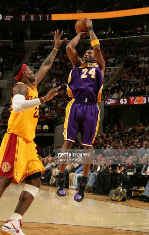 News Photo : Kobe Bryant of the Los Angeles Lakers shoots over... Lebron And Kobe, Kobe Vs Lebron, Kobe Bryant Dunk, Rip Kobe, Kobe Bryant Quotes, Kobe Lebron, Kobe Bryant 8, Bryant Lakers, Kobe Bryant Family