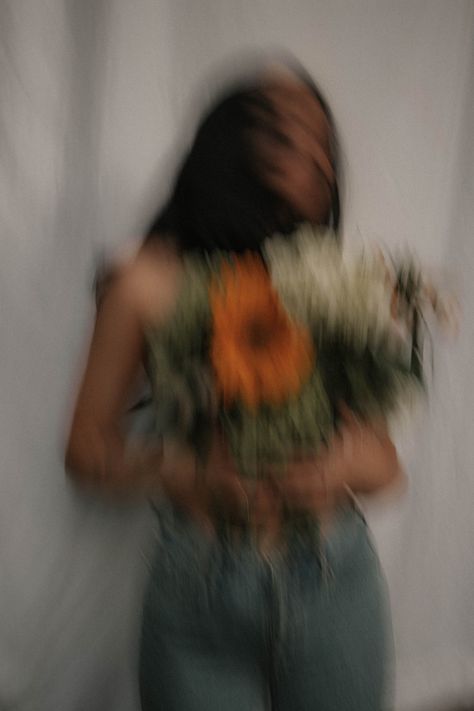 Blurry Aesthetic Portrait, Flowers Self Portrait, Photo Idea With Flowers, Photoshoot Idea With Flowers, Flower Self Portrait Photography, Blue Flowers Photoshoot, Flowers On Chest Photography, Women With Flowers Aesthetic, Jeans And Flowers Photography