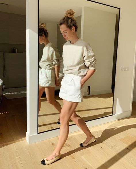 I'm a Tired Mom Juggling Childcare and WFH—These Outfit Formulas Are Helping Summer Street Styles, Minimalist Moda, Anouk Yve, Look Con Short, 여름 스타일, Tired Mom, Outfit Formulas, Stil Inspiration, Looks Street Style