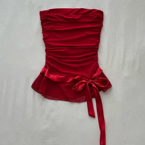 @adnbazar Red Tube Top, 2000 Fashion, Casual Style Outfits, Dream Clothes, Concert Outfit, Pretty Outfits, Style Vintage, Fashion Inspo Outfits, Dress To Impress