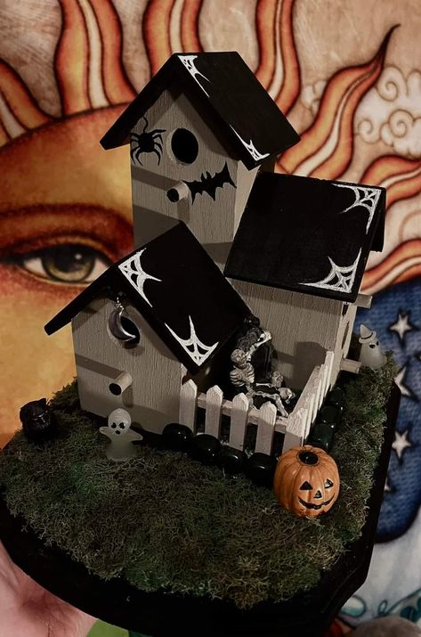 Goth Birdhouse, Diy Haunted Bird House, Halloween Bird House, Spooky Birdhouse, Haunted Birdhouse, Halloween Birdhouse, Diy Halloween Village, Haunted House Craft, Spooky Halloween Gifts