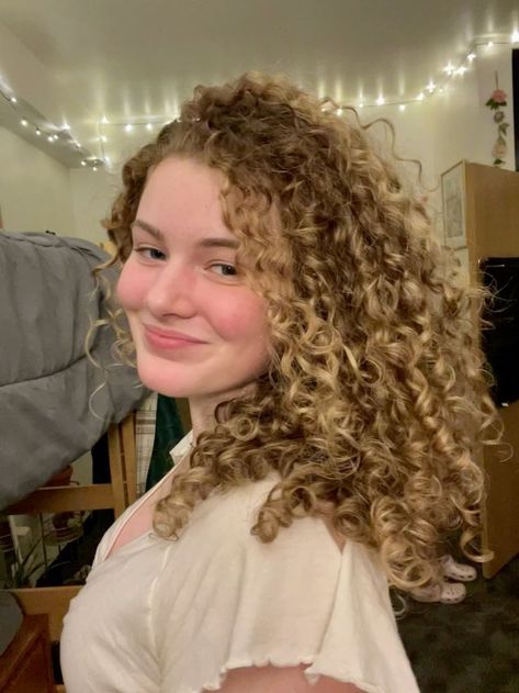 Rounded Haircut, Golden Blonde Curly Hair, Golden Curly Hair, Round Haircut, Brown Curls, Blonde Curly Hair, Blonde Curls, Curly Girl Hairstyles, Cool Hair Color