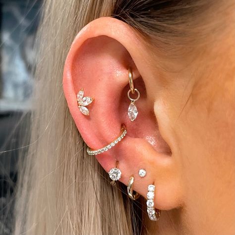 Minimalist Piercings, Piercing Placement, Piercings Bonitos, Minimalist Ear Piercings, Unique Ear Piercings, Ear Piercing Studs, Ear Piercings Chart, Types Of Ear Piercings, Curated Ear