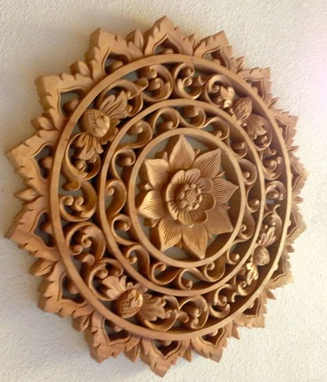 A hand-carved wooden mandala I gave I bought in Bali as a gift for my parents. I found it just as the carver was sanding it! Love!! ♥♥ Mebel Antik, Unique Wood Carving, Wood Carving Furniture, Dremel Wood Carving, Chip Carving, Wood Carving Designs, Wood Carving Patterns, Mandalas Design, Carving Designs