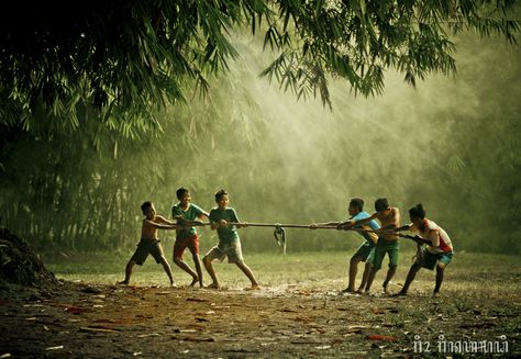 Indonesian traditional Game -Tarik Tambang- Tarik Tambang, Village Kids, Childhood Memories Quotes, Childhood Photography, Childhood Memories Art, Traditional Game, Sejarah Kuno, Vietnam Voyage, Masa Lalu