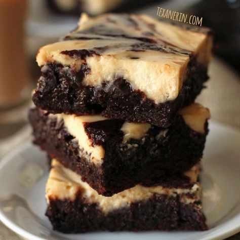 These 100% whole grain Irish cream brownies are super gooey and decadent and nobody will have a clue that they're made healtheir! Irish Cream Brownies, Cream Cheese Brownie, Cheesecake Cream, Brownies Cheesecake, Cheese Brownies, Cream Cheese Brownies, Cream Cheesecake, Baileys Irish Cream, Cheesecake Brownies