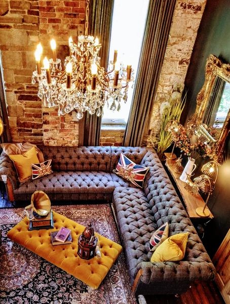 Corner Sofa Victorian Living Room, Club Sofa Design, Lounge Decorating Ideas, Lounge Decor Ideas, Cellar Basement, Lounge Room Ideas, Chesterfield Corner Sofa, Lounge Inspiration, Lounge Room Design