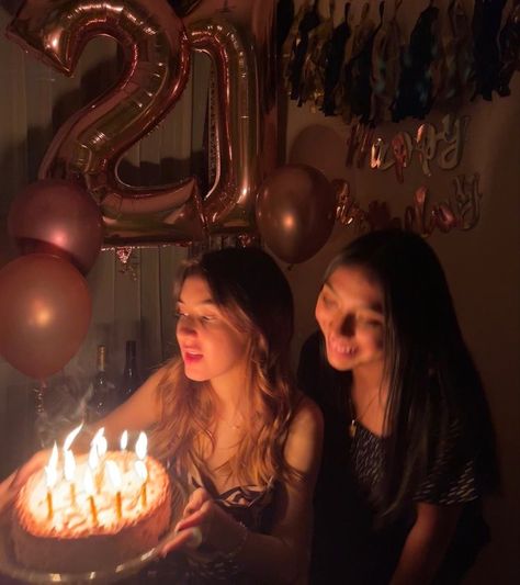 21st Birthday With Friends, Bff Birthday Aesthetic, Birthday Friends Photo, Birthday Astethic Pictures, Best Friend Birthday Aesthetic, Birthday Photo Ideas With Friends, Its My Birthday Aesthetic, Aesthetic Birthday Outfits, Birthday Inspo Outfits