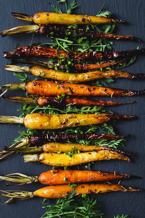 Maple Dijon Roasted Carrots, Balsamic Glazed Carrots, Glazed Carrots Recipe, Roasted Carrots Recipe, Fest Mad, Holiday Side, Glazed Carrots, Vegetarian Recipe, Carrot Recipes