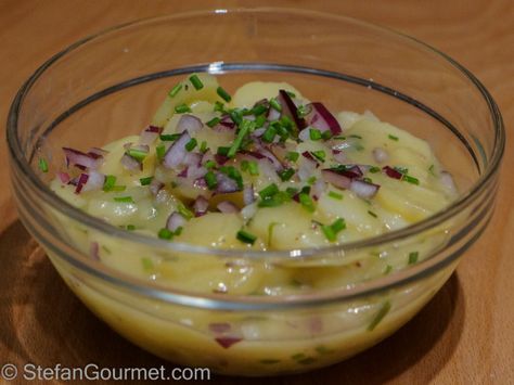 Viennese Potato Salad - similar to German Potato Salad - it's served room temp. Patato Salad, Austrian Potato Salad, Lentil And Bacon Soup, Sous Vide Vegetables, Netherlands Food, German Dishes, Recipes Savory, Austrian Recipes, German Potato Salad