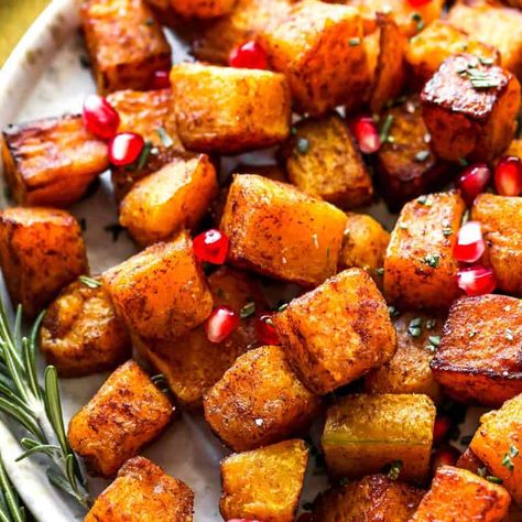 This roasted butternut squash recipe is a healthy fall side dish that’s easy to make with only 5 ingredients! Baked butternut squash is slightly sweet, creamy on the inside and crispy on the outside with a touch of cinnamon - a perfect holiday side dish! Recipes Butternut Squash, Easy Squash Recipes, Oven Roasted Butternut Squash, Butternut Squash Recipes Roasted, Butternut Recipes, Winter Squash Recipes, Baked Butternut Squash, Autumn Side Dishes, Butternut Squash Recipes