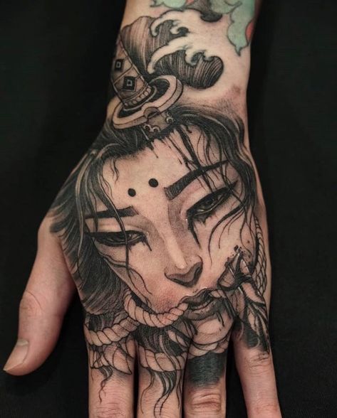 Japanese Hand Tattoo, Tattoo Main, Japanese Hand Tattoos, Herren Hand Tattoos, Hand Tattoo Designs, Geisha Tattoo Design, Samurai Tattoo Design, Geisha Tattoo, Japan Tattoo Design