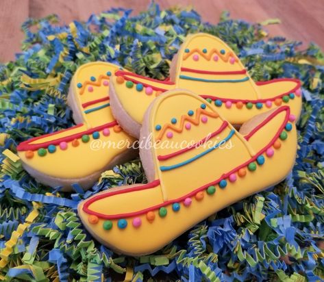 Sombrero cookies by @mercibeaucookies Sombrero Cookies, Fiesta Cookies, Cheap Cookies, Mexican Cookies, Bachelorette Cookies, Holiday Baking List, Crazy Cookies, Hat Cookies, Summer Cookies