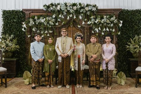 Akad Nikah Decoration, Akad Nikah Jawa, Wedding Akad, Wedding Theme Design, Javanese Wedding, Adat Jawa, Indonesian Wedding, Flower Backdrop Wedding, Dream Wedding Reception