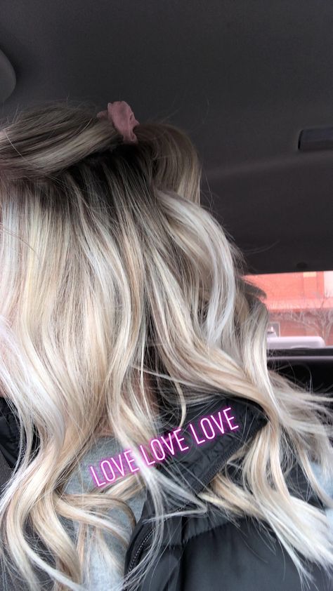 Dark Roots Bleach Blonde Hair, Platinum Smudge Root, Lived In Platinum Blonde Balayage, Dark Root Bleach Blonde Hair, Full Highlights Root Smudge, Blonde Balayage Close To Roots, Cool Rooted Blonde, Icy Blonde With Root Melt, Blonde Shadow Root Balayage Dark Brown