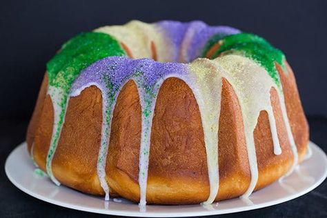 A festive King Cake for Mardi Gras - filled with a pecan, brown sugar and cinnamon swirl - baked into a Bundt pan and decorated with colored sanding sugars. Epiphany Celebration, Kings Cake, King Cake Recipe, Resipi Kek, Cake Pulls, Mardi Gras King Cake, Mardi Gras Food, Cake Easy, Pull Apart Bread