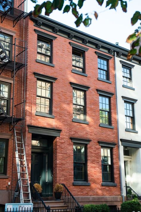 Nyc Townhouse Exterior, Savannah Georgia Homes, Brownstone Homes, Nyc Townhouse, Street Townhouse, Brooklyn House, Townhouse Exterior, New York Home, Georgia Homes