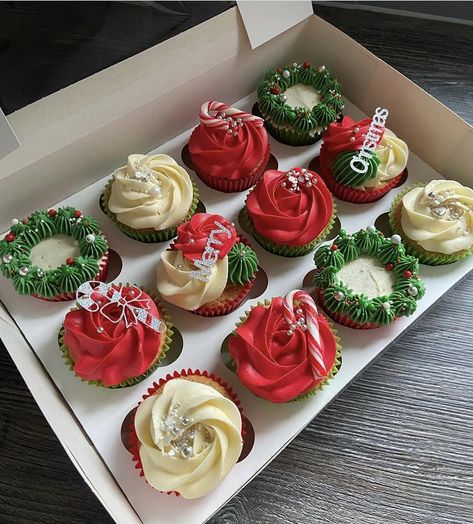 Christmas Cupcake Designs, Christmas Cupcake Decorations, Christmas Cupcakes Ideas, Christmas Cupcake Recipes, Cupcakes Decorating, Christmas Cupcakes Recipes, Christmas Cupcakes Decoration, Christmas Pastries, Christmas Themed Cake