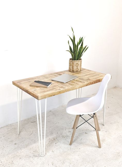 Reclaimed wood desk with hairpin legs #8 Desk Ideas Wood, Hairpin Leg Desk, Guest Room Office Combo, Diy Office Desk, Bedroom Workspace, Reclaimed Wood Desk, Iron Bed Frame, Seating Furniture, Rustic Desk